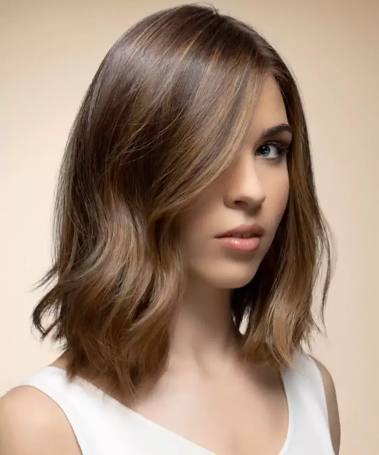 corte flequillo de lado estilo mujer