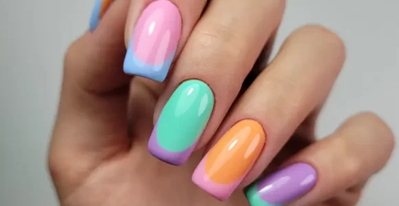 manicura colorida agosto diseño 2023