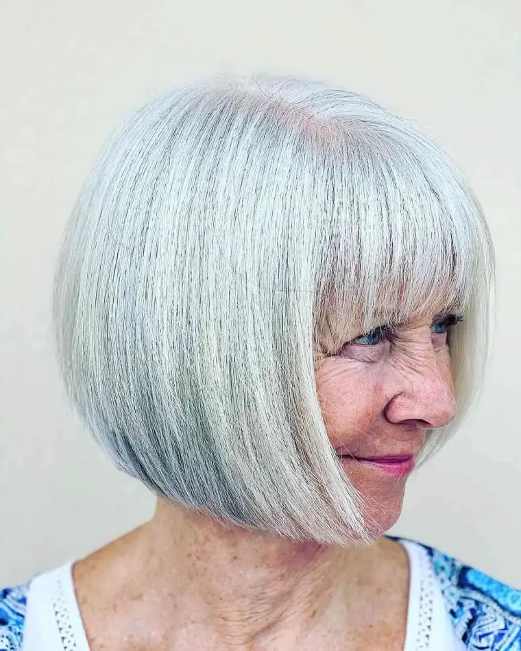 mujer 60 años corte original flequillo
