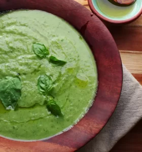 sopa de albahaca y calabacin