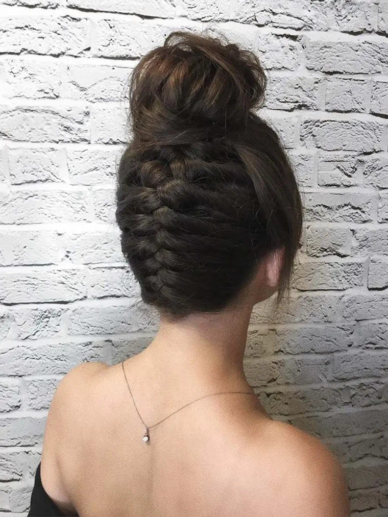 mono con trenzas estilo