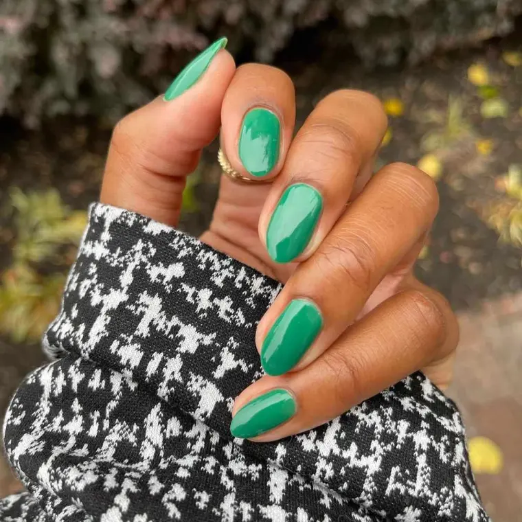 estilo simple de uñas verdes