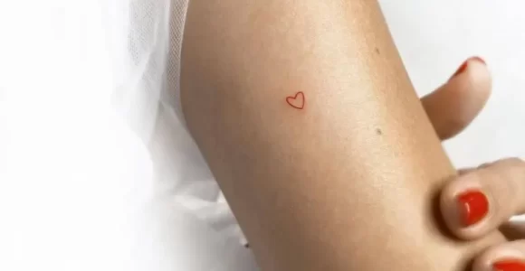 tatuaje minimalista rojo ideas