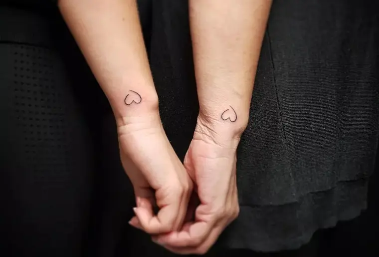 tatuaje parejas microcorazones ideas