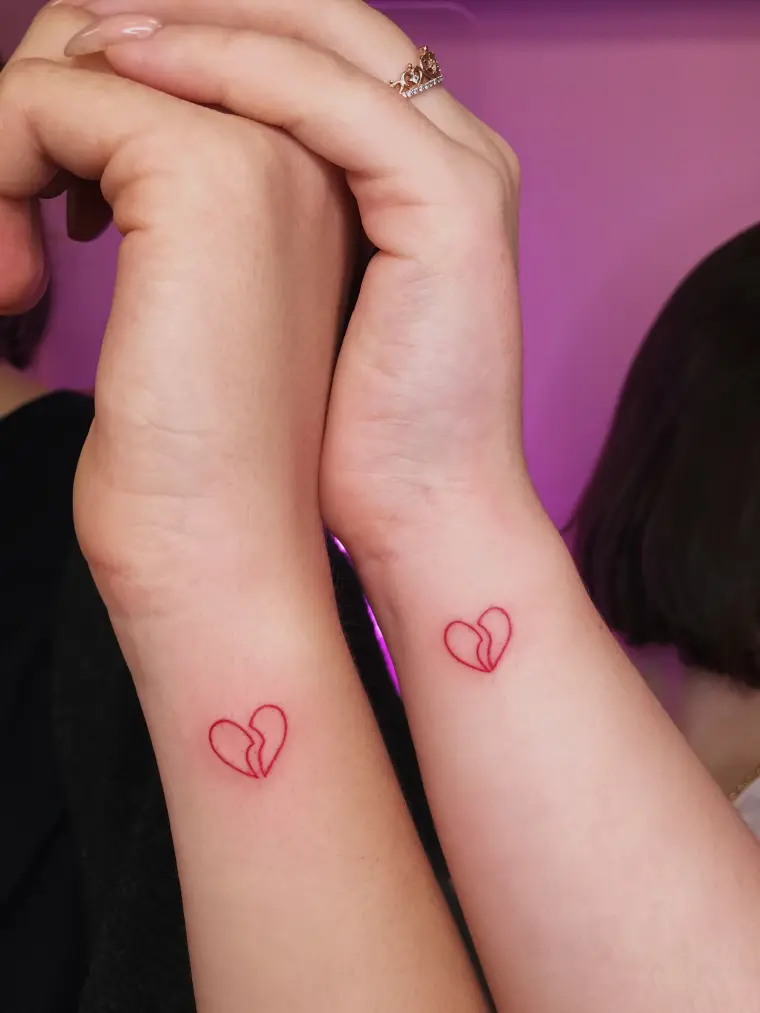 tatuaje rojo corazones pareja