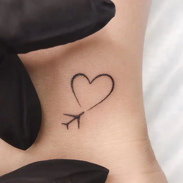 tatuajes de mujer corazones pequeños