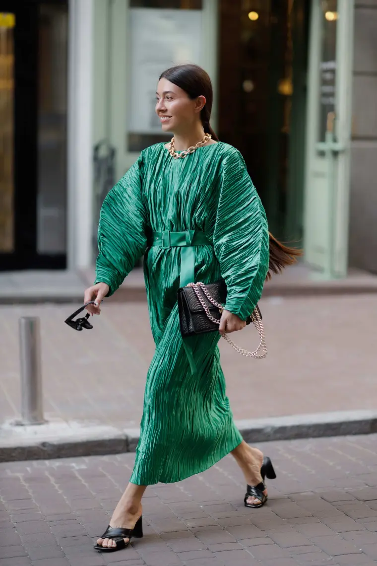 vestido de matrimonio verde con manga larga